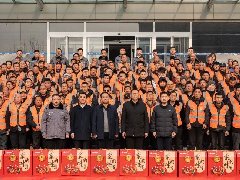 情系農(nóng)民工 蛇年送祝?！A兆控股為優(yōu)秀農(nóng)民工發(fā)放春節(jié)禮品